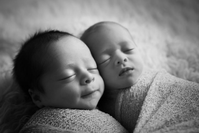 Stunning Newborn Poses for Twins and Multiples