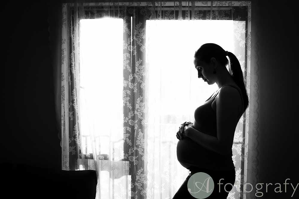 Maternity Photo Shoot in Studio or Outdoors: How To Decide