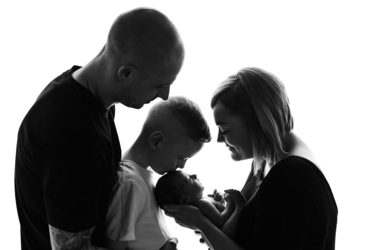 Newborn family pose | Newborn baby photography, Newborn family photos, Newborn  baby photoshoot