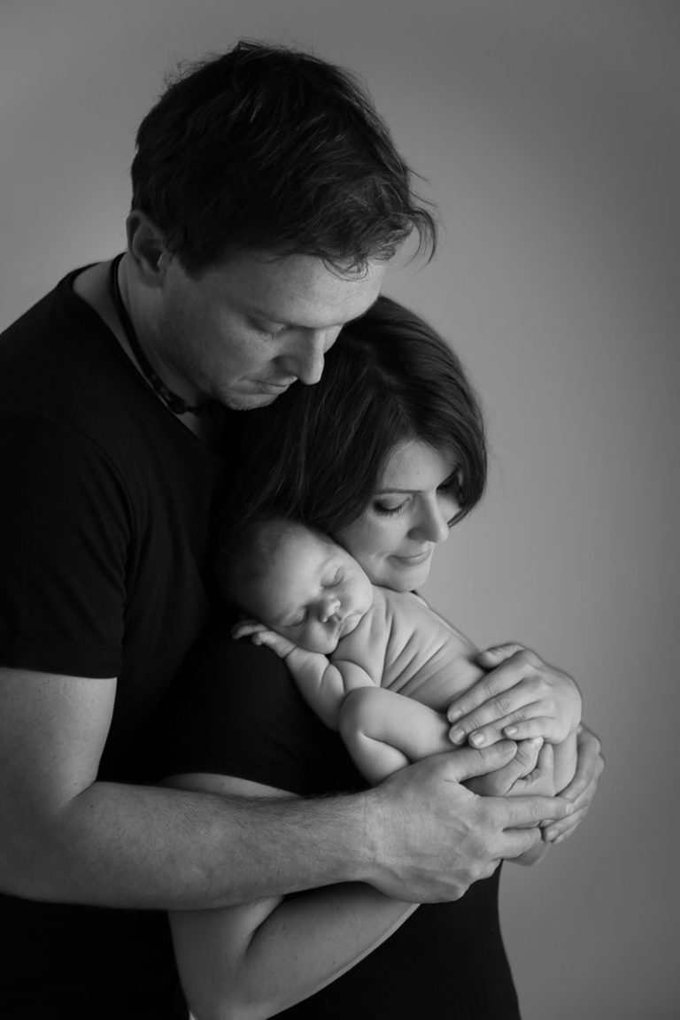 Family newborn photos: Why I don't pose newborn babies