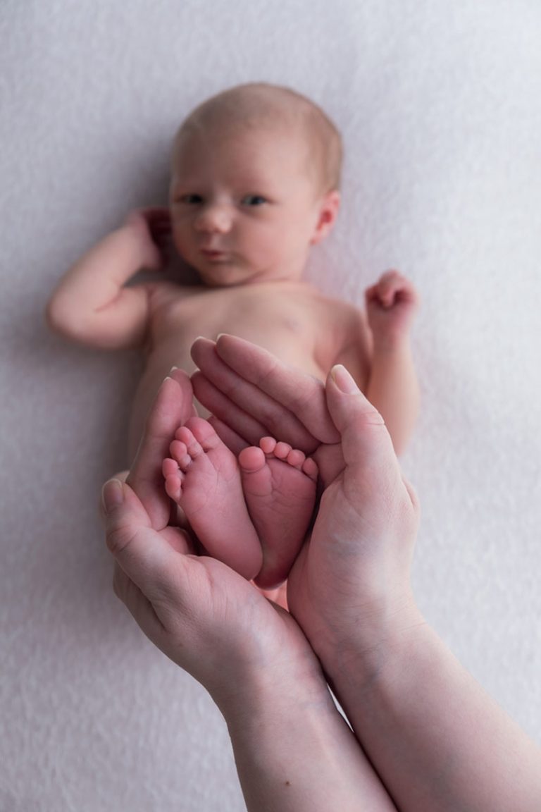 newborn body in hands pose 002