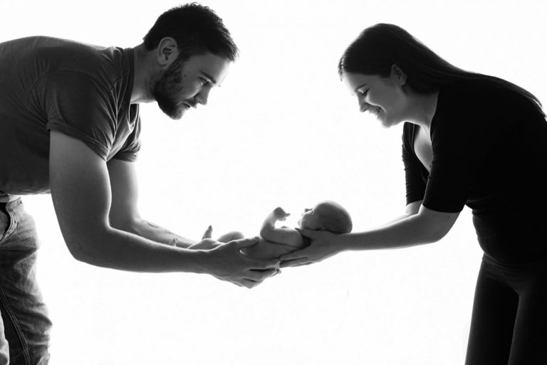 newborn photography poses with parents