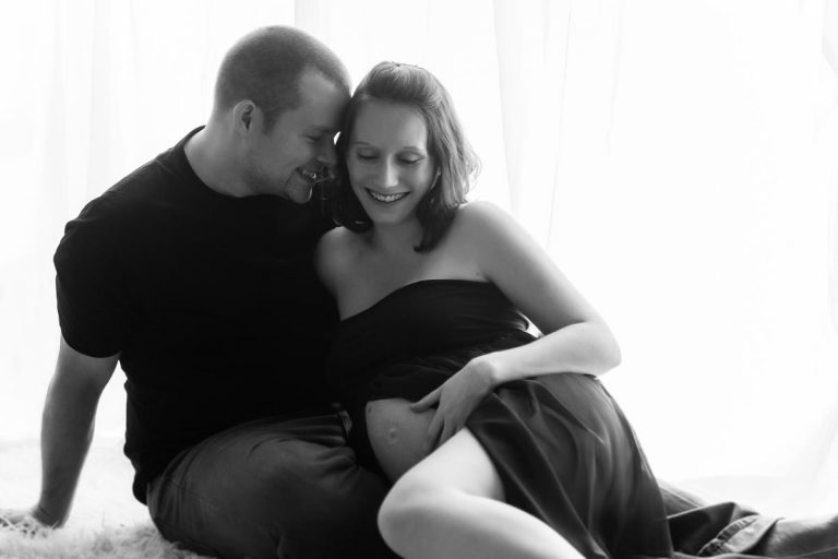 25 Stunning Couple Maternity Photoshoot Ideas